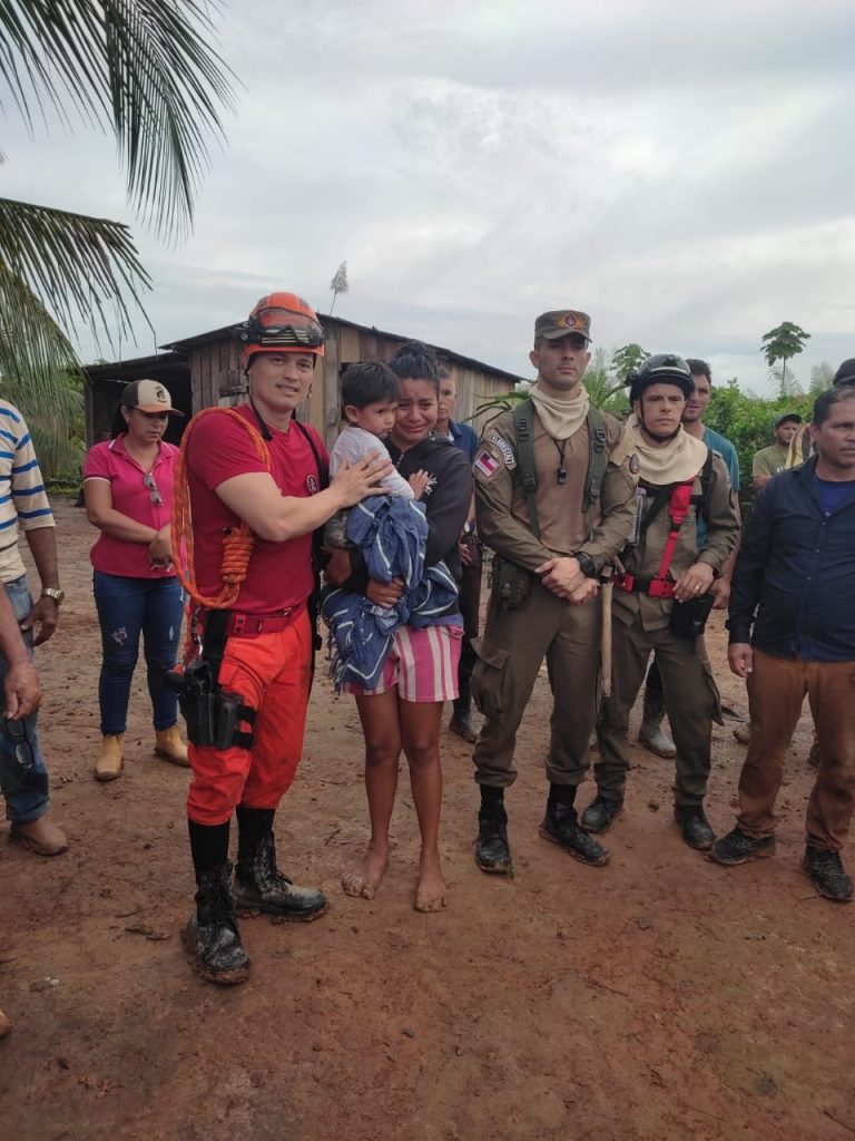 Criança de dois anos desaparecida na BR-319 é encontrada pelo Corpo de Bombeiros ao lado de cães que a protegiam