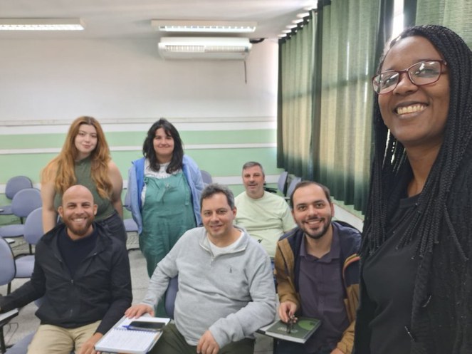 Pessoas reunidas discutem meio ambiente e clima em Osasco, SP. 