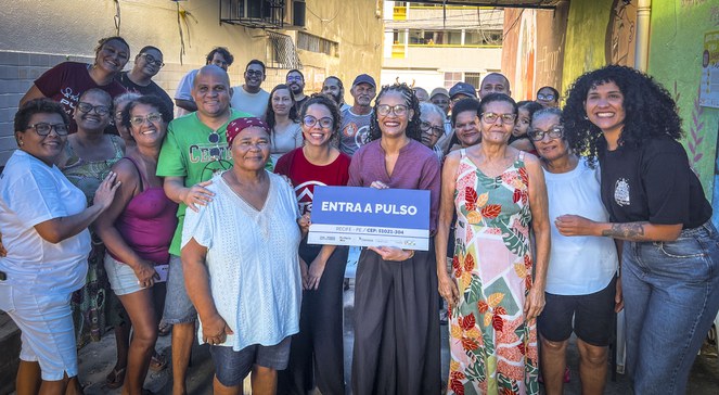 Pessoas reunidas para tirar foto