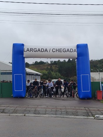 Na foto diversos alunos em suas bicicletas em uma linha de partida