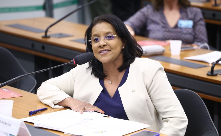 Comissão aprova projeto que tipifica o crime de perseguição processual contra mulheres