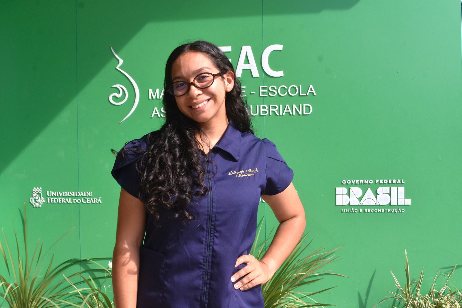 Débora Araújo está na reta final da graduação de Medicina, cursando o internato na Meac, maternidade da UFC gerida pela Ebserh.