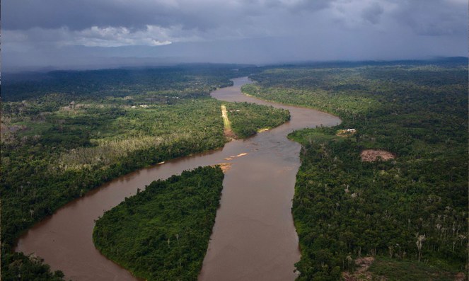 Vista aérea do rio Uraricoera, na Terra Indígena Yanomami. | Foto: Bruno Mancinelle / Casa de Governo