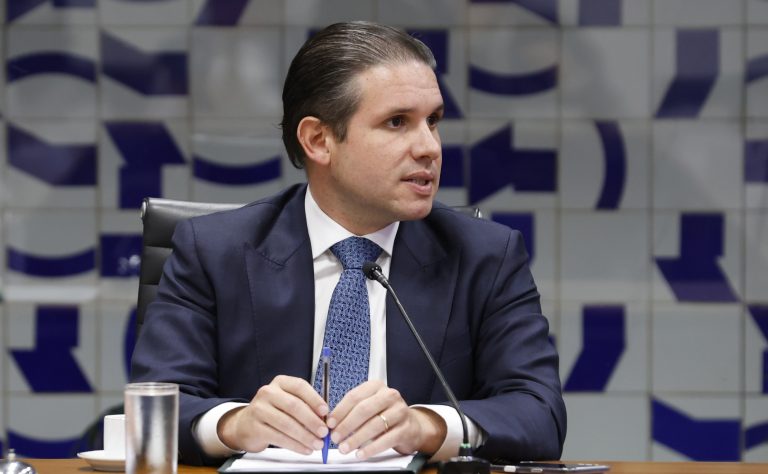 Motta preside a reunião de líderes